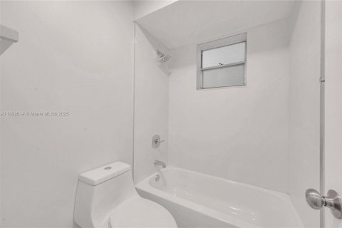 Condo in North Miami Beach, Florida, 1 bedroom  № 1952592 - photo 16