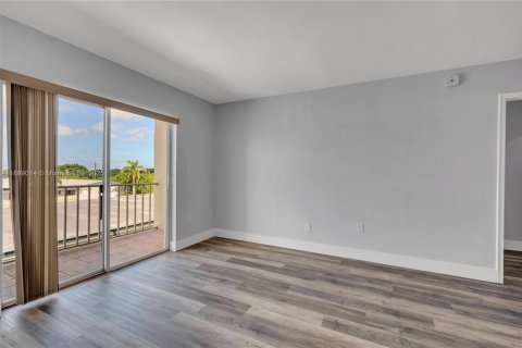 Condo in North Miami Beach, Florida, 1 bedroom  № 1952592 - photo 7