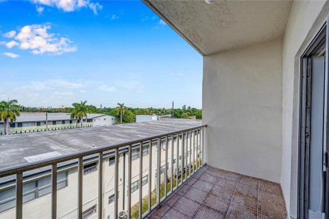 Condo in North Miami Beach, Florida, 1 bedroom  № 1952592 - photo 4