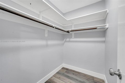 Condo in North Miami Beach, Florida, 1 bedroom  № 1952592 - photo 13