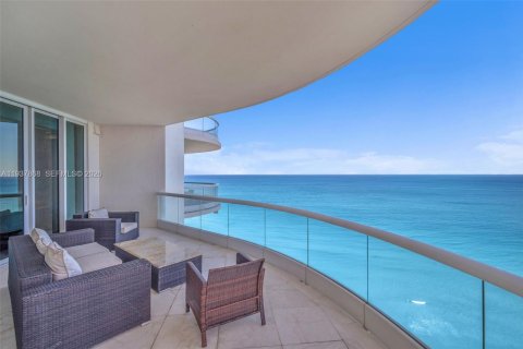 Copropriété à louer à Sunny Isles Beach, Floride: 3 chambres, 257.8 m2 № 1999865 - photo 2