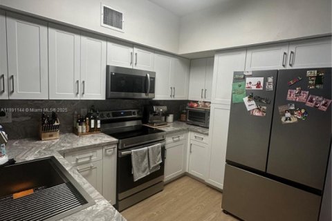 Condo in Miami, Florida, 3 bedrooms  № 1943696 - photo 26