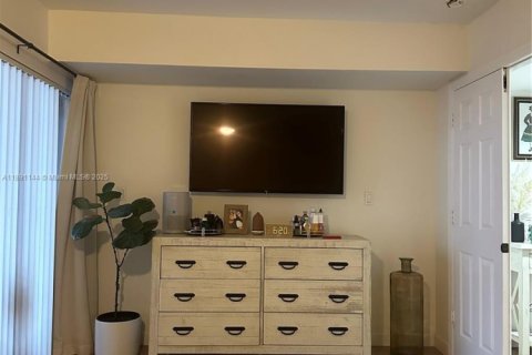 Condo in Miami, Florida, 3 bedrooms  № 1943696 - photo 13