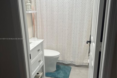 Condo in Miami, Florida, 3 bedrooms  № 1943696 - photo 2