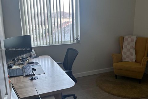 Condo in Miami, Florida, 3 bedrooms  № 1943696 - photo 5