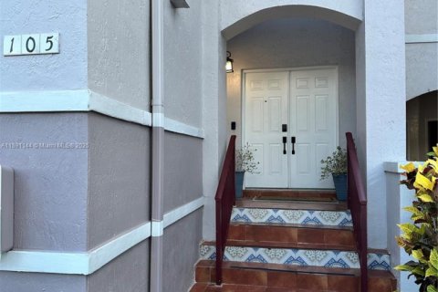 Condo in Miami, Florida, 3 bedrooms  № 1943696 - photo 1