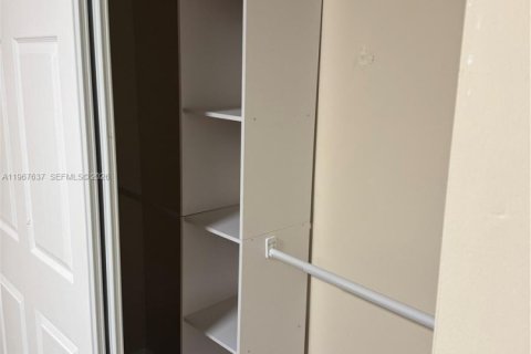 Снять в аренду таунхаус в Норт-Лодердейл, Флорида 3 спальни, 130.34м2, № 2029137 - фото 21