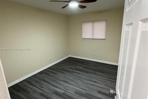 Снять в аренду таунхаус в Норт-Лодердейл, Флорида 3 спальни, 130.34м2, № 2029137 - фото 12