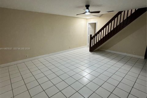 Снять в аренду таунхаус в Норт-Лодердейл, Флорида 3 спальни, 130.34м2, № 2029137 - фото 9