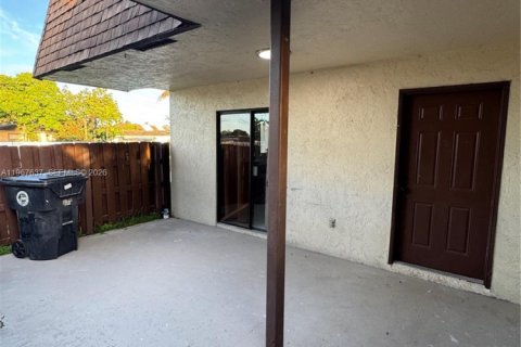 Снять в аренду таунхаус в Норт-Лодердейл, Флорида 3 спальни, 130.34м2, № 2029137 - фото 5