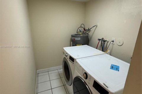 Снять в аренду таунхаус в Норт-Лодердейл, Флорида 3 спальни, 130.34м2, № 2029137 - фото 8