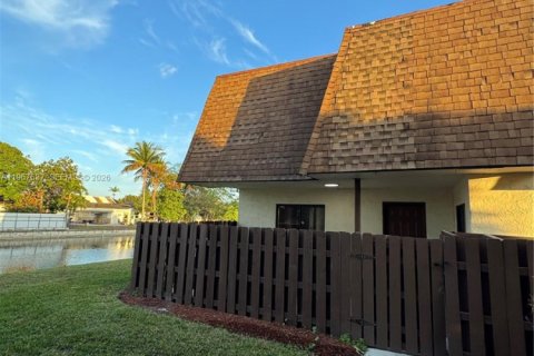 Снять в аренду таунхаус в Норт-Лодердейл, Флорида 3 спальни, 130.34м2, № 2029137 - фото 3