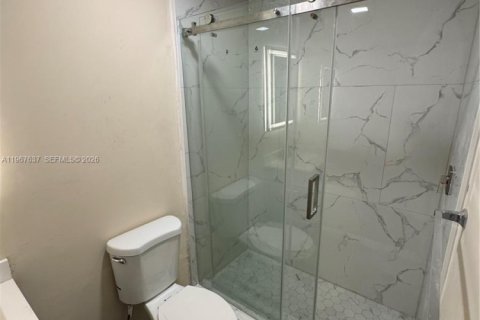 Снять в аренду таунхаус в Норт-Лодердейл, Флорида 3 спальни, 130.34м2, № 2029137 - фото 23