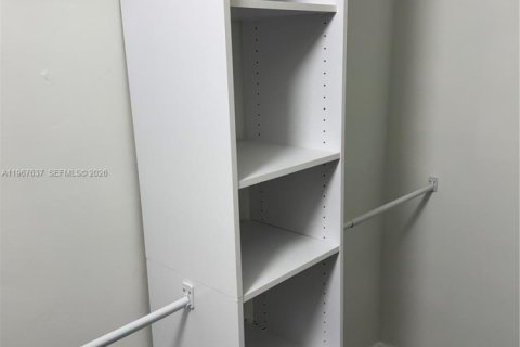 Снять в аренду таунхаус в Норт-Лодердейл, Флорида 3 спальни, 130.34м2, № 2029137 - фото 16