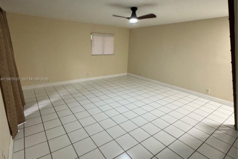 Снять в аренду таунхаус в Норт-Лодердейл, Флорида 3 спальни, 130.34м2, № 2029137 - фото 7