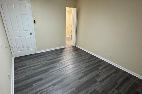 Снять в аренду таунхаус в Норт-Лодердейл, Флорида 3 спальни, 130.34м2, № 2029137 - фото 13