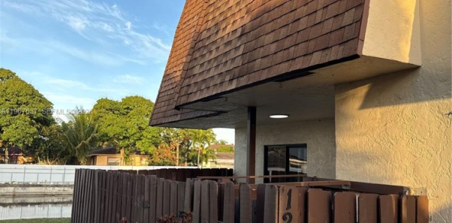 Таунхаус в Норт-Лодердейл, Флорида 3 спальни, 130.34м2 № 2029137