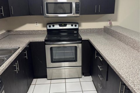 Снять в аренду таунхаус в Норт-Лодердейл, Флорида 3 спальни, 130.34м2, № 2029137 - фото 11