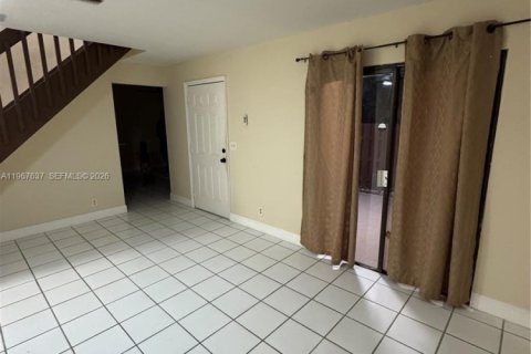 Снять в аренду таунхаус в Норт-Лодердейл, Флорида 3 спальни, 130.34м2, № 2029137 - фото 6