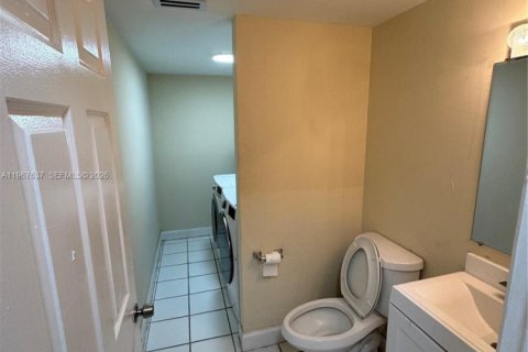 Снять в аренду таунхаус в Норт-Лодердейл, Флорида 3 спальни, 130.34м2, № 2029137 - фото 10