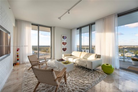 Condo in Miami, Florida, 3 bedrooms  № 1974583 - photo 2