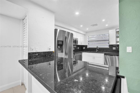 Townhouse in Hollywood, Florida 2 bedrooms, 113.71 sq.m. № 2023404 - photo 9