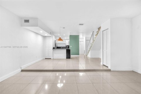 Townhouse in Hollywood, Florida 2 bedrooms, 113.71 sq.m. № 2023404 - photo 14