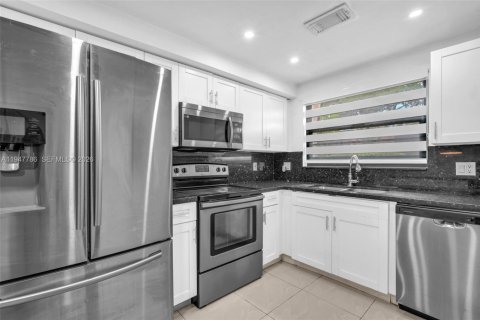 Townhouse in Hollywood, Florida 2 bedrooms, 113.71 sq.m. № 2023404 - photo 7