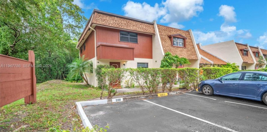 Townhouse in Hollywood, Florida 2 bedrooms, 113.71 sq.m. № 2023404