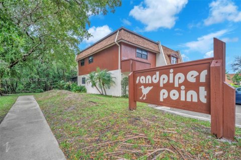 Townhouse in Hollywood, Florida 2 bedrooms, 113.71 sq.m. № 2023404 - photo 2