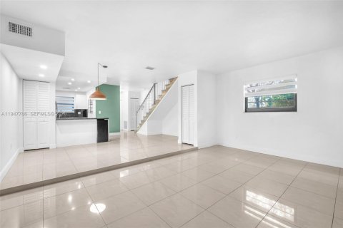 Townhouse in Hollywood, Florida 2 bedrooms, 113.71 sq.m. № 2023404 - photo 15