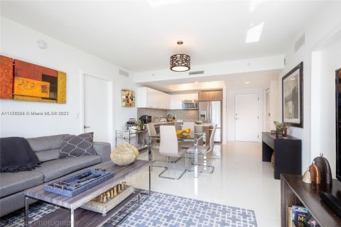Condo in Doral, Florida, 2 bedrooms  № 2081534 - photo 2