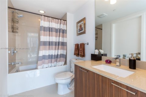 Condo in Doral, Florida, 2 bedrooms  № 2081534 - photo 14