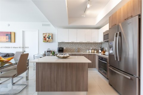 Condo in Doral, Florida, 2 bedrooms  № 2081534 - photo 8