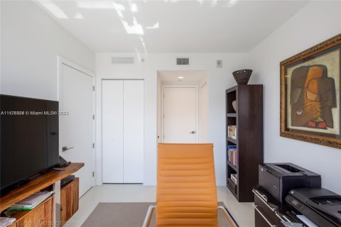 Condo in Doral, Florida, 2 bedrooms  № 2081534 - photo 12