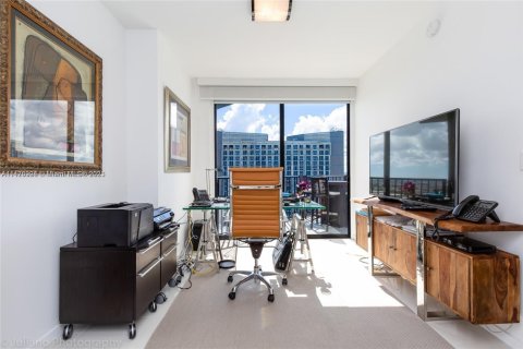 Condo in Doral, Florida, 2 bedrooms  № 2081534 - photo 13