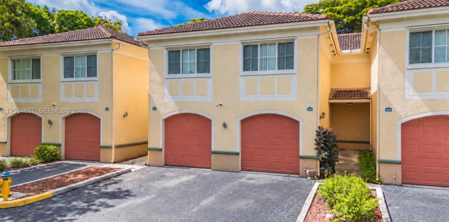 Townhouse in Miramar, Florida 3 bedrooms, 134.71 sq.m. № 2381477