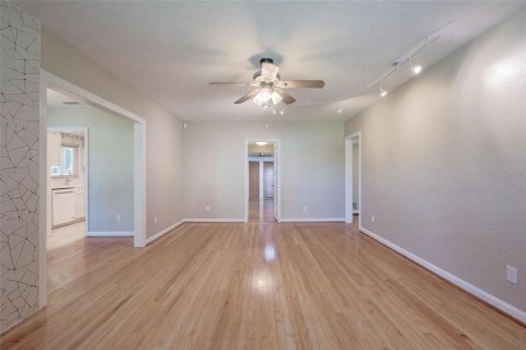 House in Orlando, Florida 3 bedrooms, 162.39 sq.m. № 2431798 - photo 15