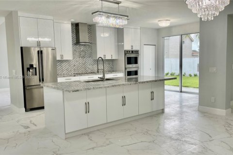 House in Pembroke Pines, Florida 5 bedrooms, 261.43 sq.m. № 1854869 - photo 19