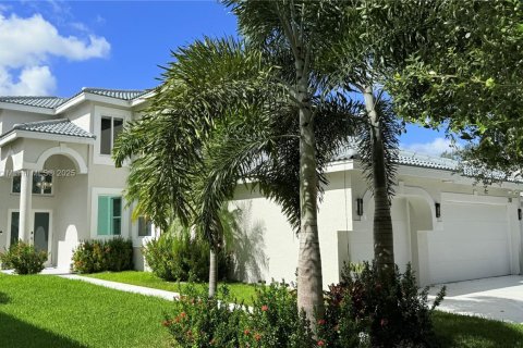 House in Pembroke Pines, Florida 5 bedrooms, 261.43 sq.m. № 1854869 - photo 1