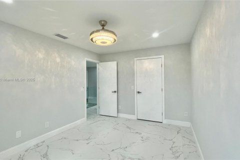 House in Pembroke Pines, Florida 5 bedrooms, 261.43 sq.m. № 1854869 - photo 27