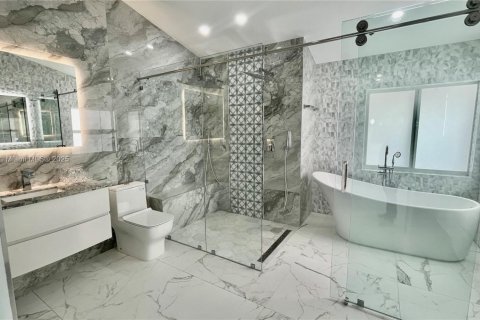 House in Pembroke Pines, Florida 5 bedrooms, 261.43 sq.m. № 1854869 - photo 26