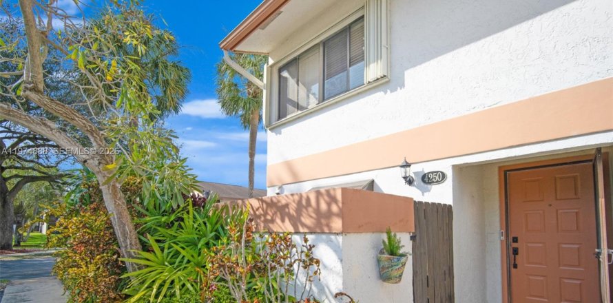 Townhouse in Davie, Florida 2 bedrooms, 123.37 sq.m. № 2040445