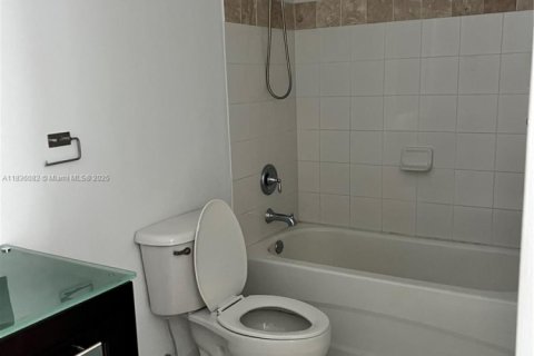 Condo in Miami, Florida, 2 bedrooms  № 1819759 - photo 10