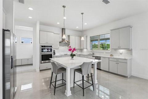 House in Orlando, Florida 4 bedrooms, 398.27 sq.m. № 2095594 - photo 12