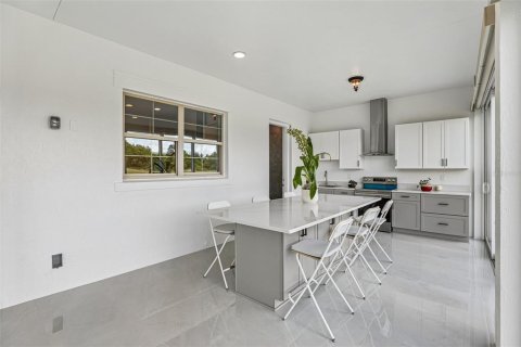 House in Orlando, Florida 4 bedrooms, 398.27 sq.m. № 2095594 - photo 22