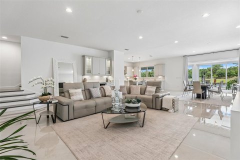 House in Orlando, Florida 4 bedrooms, 398.27 sq.m. № 2095594 - photo 7