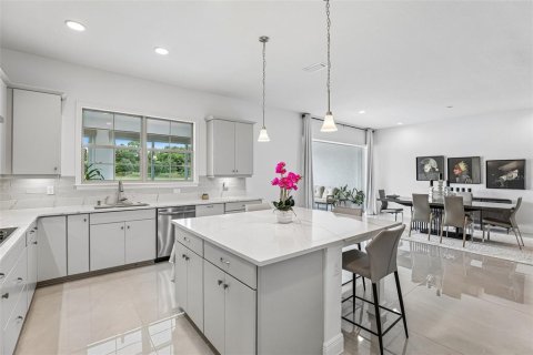 House in Orlando, Florida 4 bedrooms, 398.27 sq.m. № 2095594 - photo 11