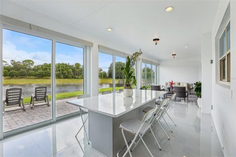 House in Orlando, Florida 4 bedrooms, 398.27 sq.m. № 2095594 - photo 21