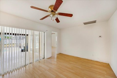 Villa ou maison à vendre à Cape Coral, Floride: 3 chambres № 1948070 - photo 10